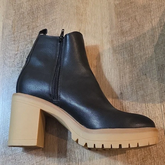 Dolce Vita - Jade Black Heeled Boots. Size 8 - Picture 6 of 7